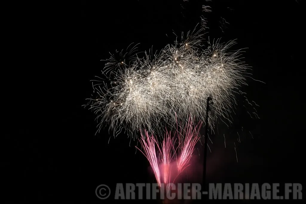 feu d'artifice de commune et mairie dans l'oise